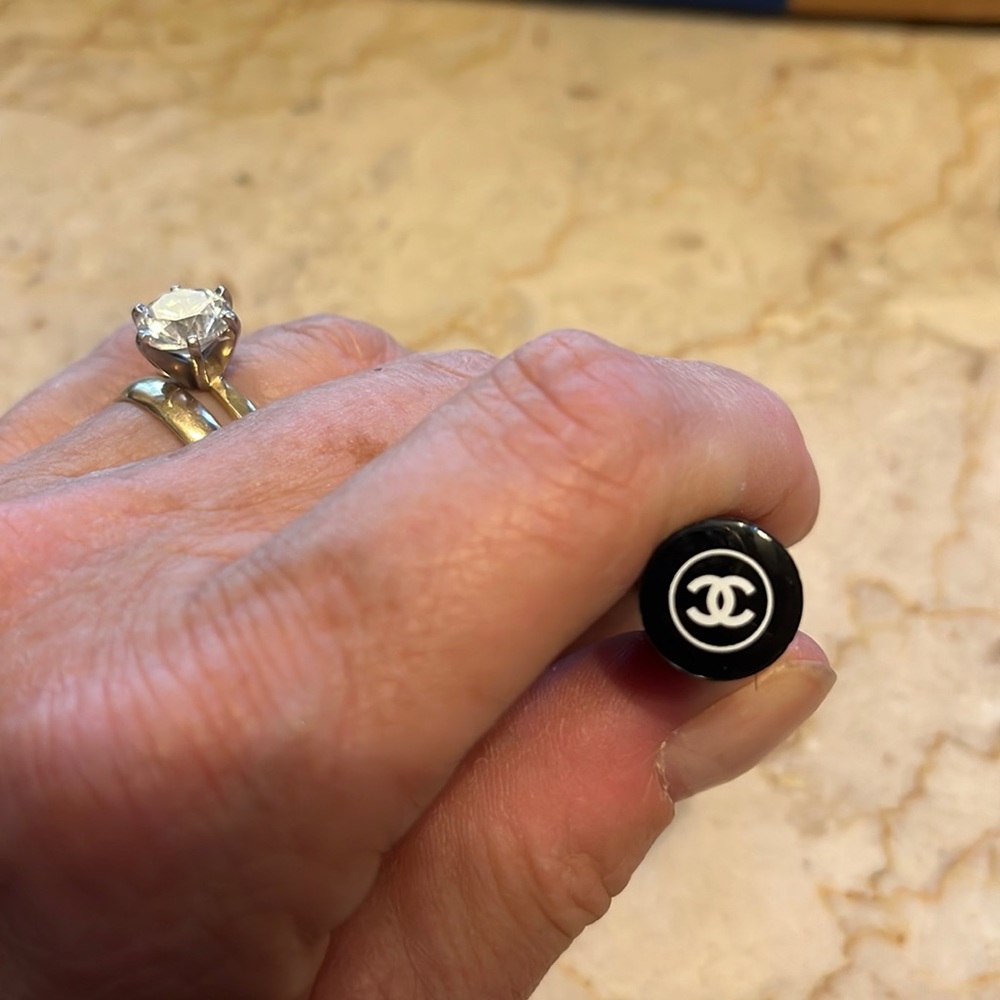 Chanel La Base sample size